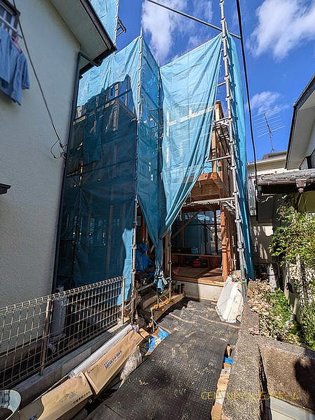 安心感を高める防犯カメラ付き！旅行中や毎日の暮らしの安全を見守り、ご家族や一人暮らしでも穏やかな毎日をサポートします。撮影日：26/10/01