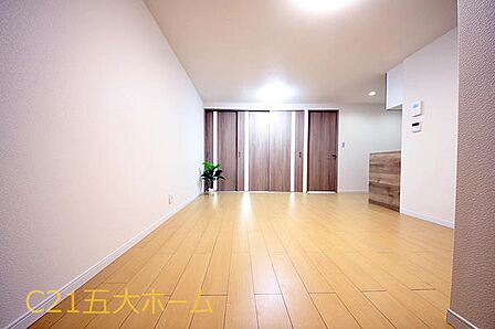 明るい印象を与えてくれるナチュラルな色合いのリビングは様々な家具や色を取り入れやすいため、インテリアコーディネートの幅が広がりますね!