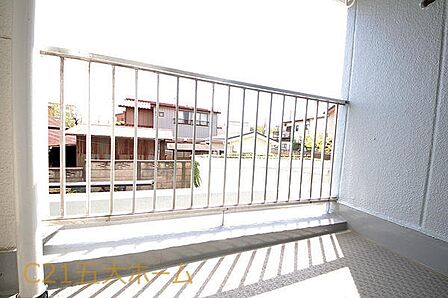 陽射しの十分当たるバルコニーでお布団や洗濯物もすぐに乾きそうです。