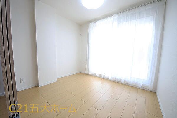 柔らかい陽光が差し込み、明るいお部屋を演出してくれます。採光の取れる窓が気持ちの良いお部屋を創り上げます。
