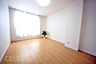 洋室：フローリングのお部屋は掃除がしやすいため清潔さを保ちやすいです。