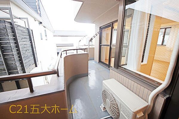爽やかな風と広がる空を感じられるバルコニー！洗濯物を干すだけでなく日常の中でホッと一息つける癒やしの空間です。