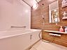 〜浴槽〜バスルームの四方の壁面にデザインパネルを採用し、浴槽保温材と保温組フタのダブル保温構造で、お湯が冷めにくい仕様です。日々の光熱費を節約になりますし、少ない水量でも大粒で心地良いシャワーも実現