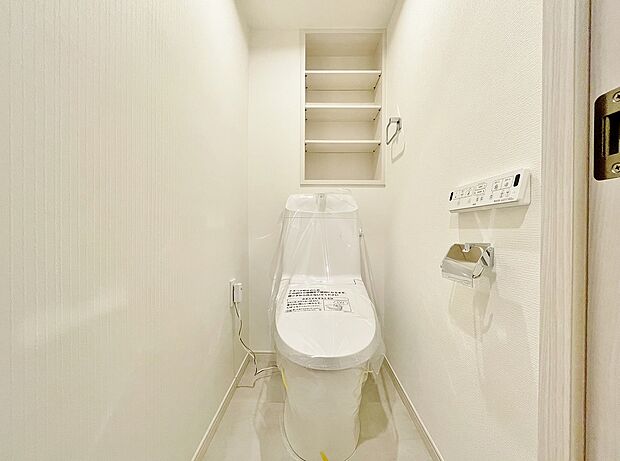白を基調とした清潔なトイレ。