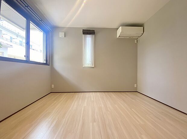 『主寝室』落ち着いた色合いの床材で心地良さもアップす。2方向からの採光で明るく住み心地アップ♪大型のWICも完備。