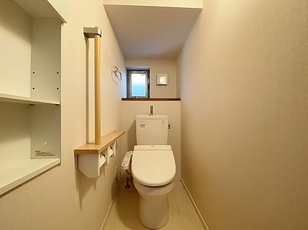 十分なスペースを確保したトイレ。収納もございますのでシンプルな空間を保てます。