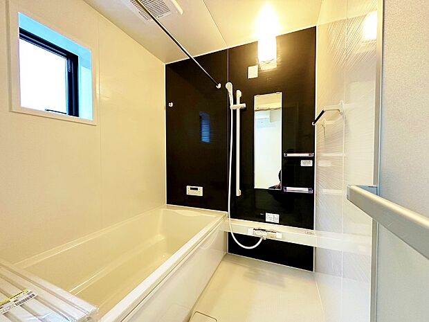 〜美しく輝く〜　煌びやかに輝くシルバーのシャワーヘッド、高級感高まる穏やかな配色のアクセントパネルを採用し、一日の疲れを癒す事のできる1坪タイプの広々とした浴室換気乾燥暖房付ユニットバスです。