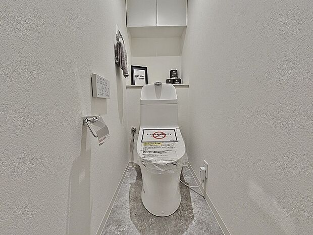 白を基調とした清潔なトイレ(洗浄一体型)