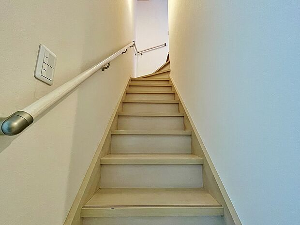 階段。手摺付きで安心です。