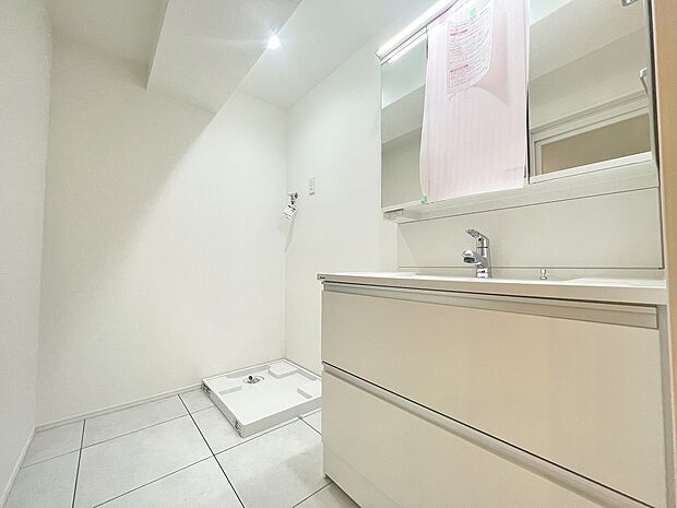 『Bathroom vanity』〜3面鏡洗面化粧台〜新規交換された洗面化粧台。収納も豊富で、鏡の中には収納スペースがあり、朝の忙しい時でも準備がはかどります。