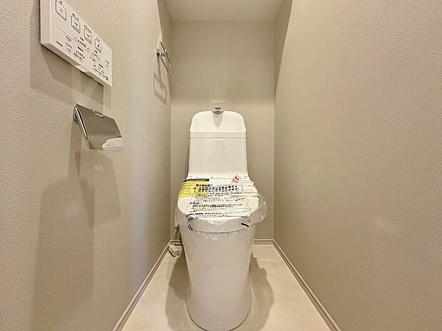 〜Toilet〜　　　　　ゆとりをもったトイレの広さ、白を基調として落ち着く場を演出しております。ウォッシュレット完備！