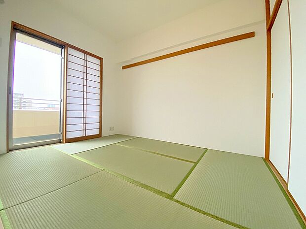 和室6帖です。LDKと隣接しているので、扉を開放して大きな空間として使っても良いですし、寝室にもオススメです。