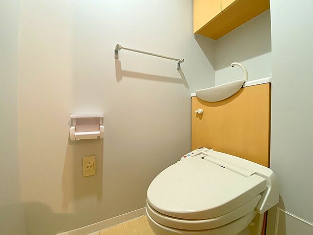 手洗いとタオルハンガー、上部棚が設置されております。
