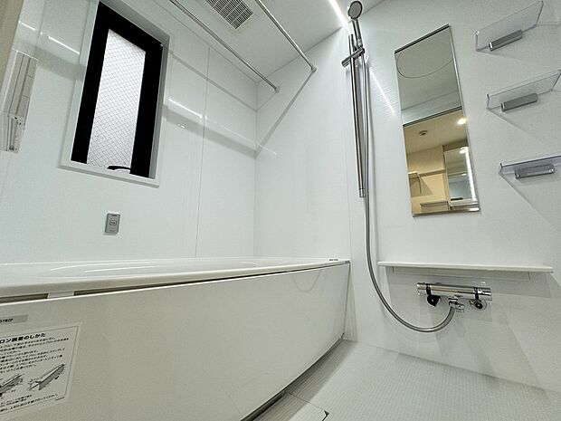 【浴室】採光換気用小窓も付いて、オートバスで浴室乾燥暖房機も付いておりますので、冬場でも浴室をポカポカにしてから入浴できます。