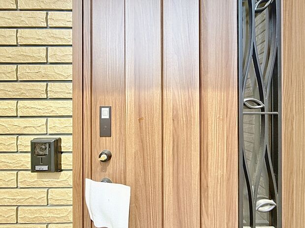 カードキーのタッチでロックの解除が出来る電子キーを完備。