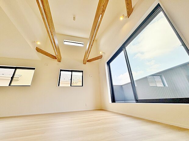 勾配天井の開放的なリビング