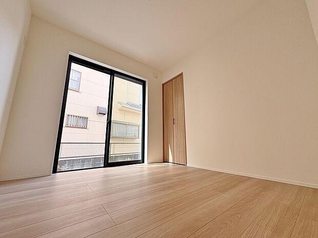 納戸4.5帖。収納付で居室としてお使いいただけます。