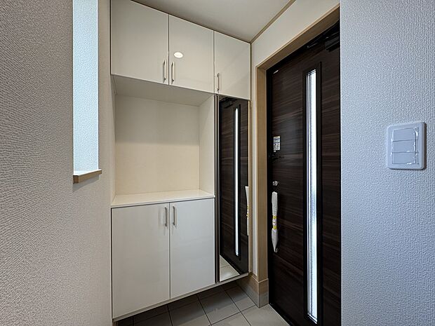 玄関を開けるとゆったりとした玄関ホールが新築の香りと一緒にお出迎えしてくれます。