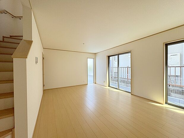 窓が大きくリビングスペースも明るい空間が広がります。家族と一番長く過ごす空間が、気持ちの良い空間に仕上がりました。