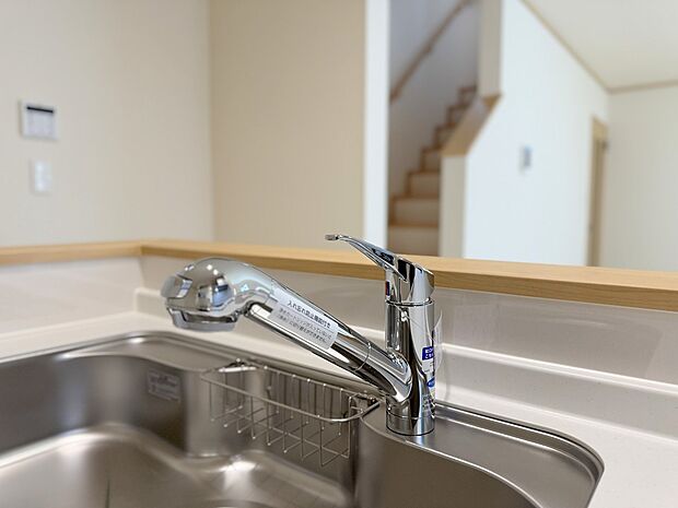 クリアな水が毎日使え、見た目にもスマートな浄水器一体型。水栓は、引出し式のシャワーヘッド。