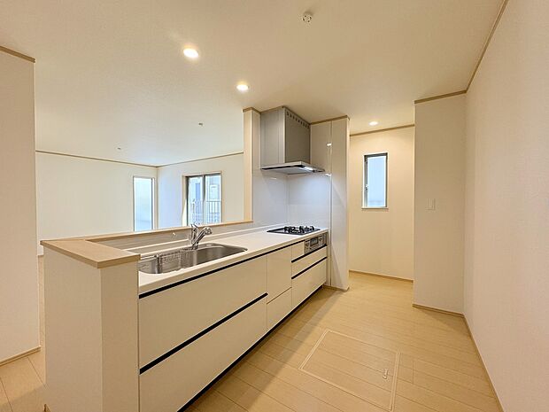 対面型を採用しており、食卓とキッチンを繋ぎ、家族が集まりやすく、動線も良く設計されております。