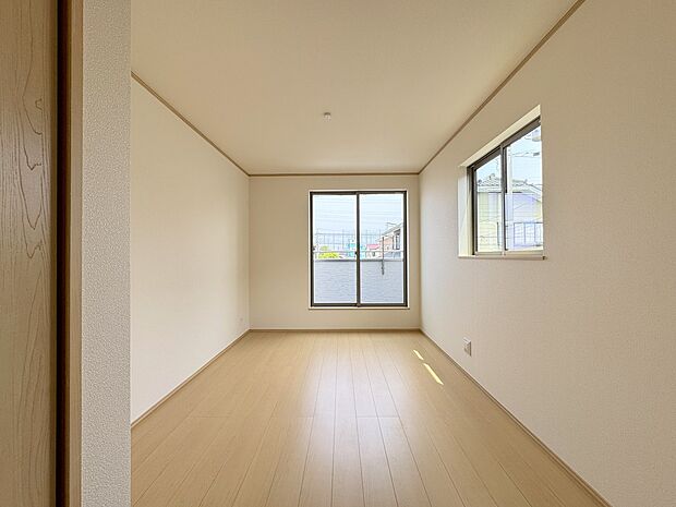 洋室7帖。各居室大きなクローク付き、風と光が入る大きな窓、快適で清潔な空間に住まうことで、落ち着く穏やかな生活が送れます。