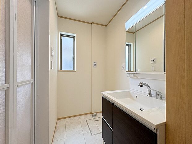 三面鏡タイプのワイドな洗面化粧台を採用