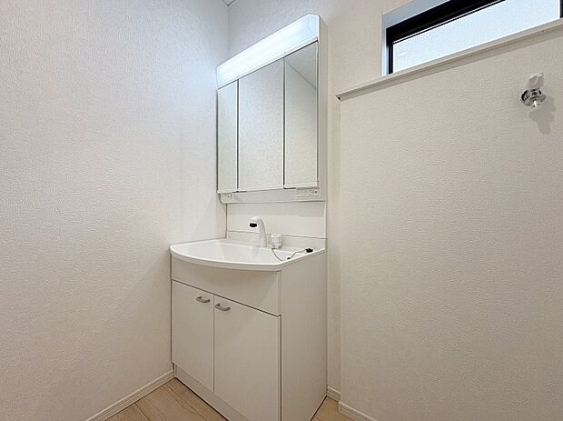 3面鏡、シャワーヘッド、収納を配置した洗面スペースです。朝の身支度に便利です。