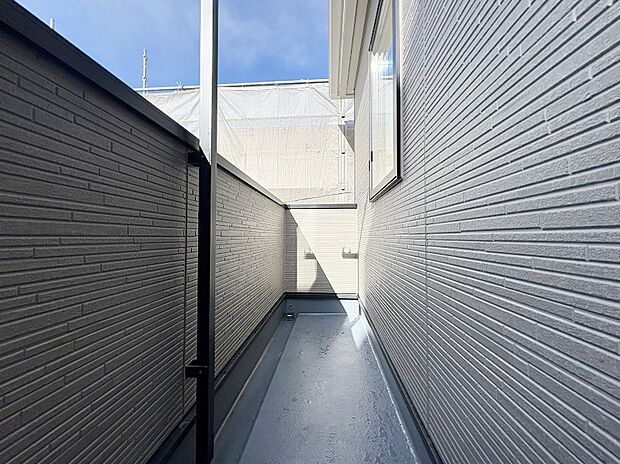 横に広がったバルコニー。お洗濯物を干しても、天気がいい日ならすぐ乾きそう。