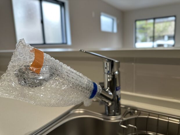 見た目にもスマートな浄水器一体型。水栓は、引出し式のシャワーヘッドなのでシンクの隅々までお掃除できます♪