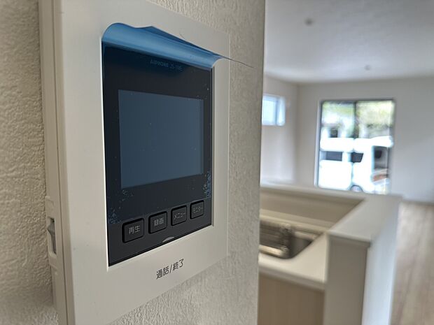 TVインターホン。来訪者を確認でき、防犯性、利便性が高く必須設備となっています。