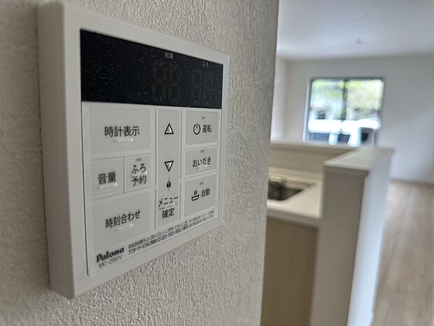 お風呂場と台所に操作リモコンがあり、キッチン近くにある給湯リモコンは、ボタン一つで簡単に沸かせ便利♪