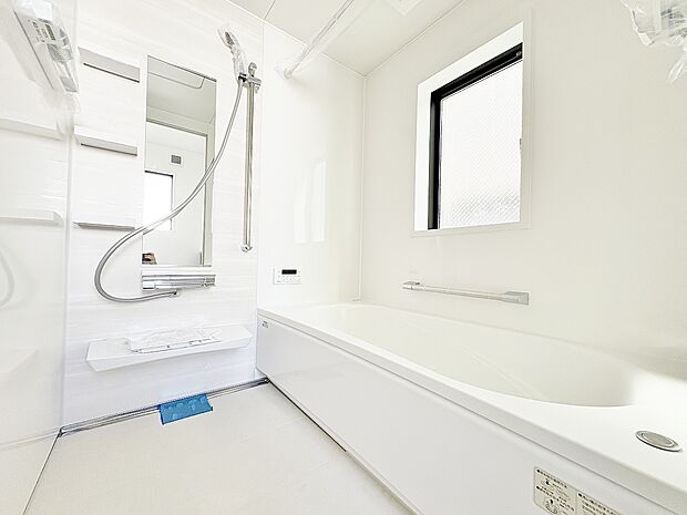 ゆったりサイズのバスタブを用意しました。空気が籠らない様に小窓も設置されています。