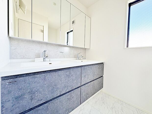 ホテルライクな洗面化粧台。ゆったりとそして贅沢に利用できこのお家の見どころの一つです。