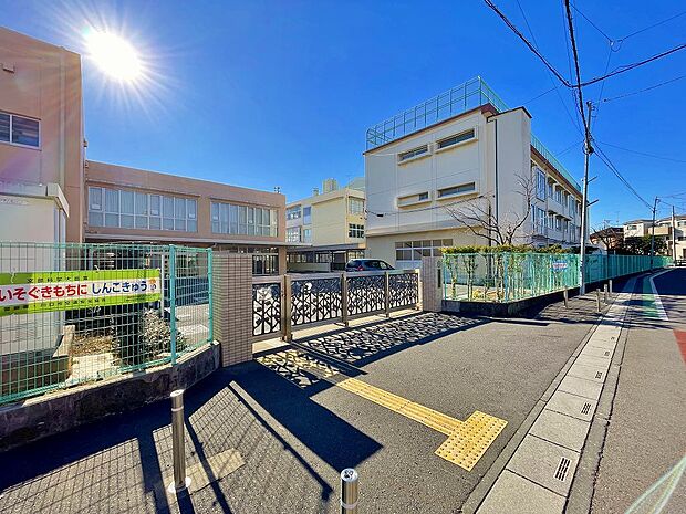 前川小学校まで560ｍ