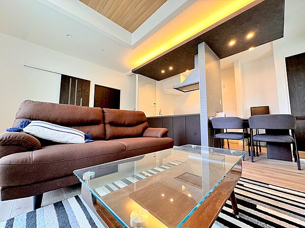 LDK天井高3m&広々9.75帖(家具は展示用です)