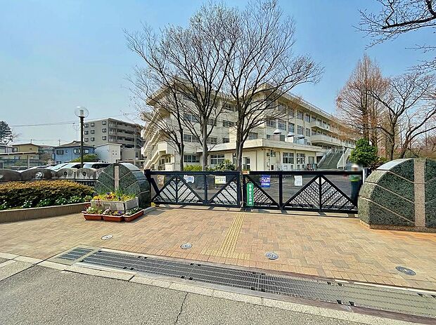 中尾小学校　827ｍ