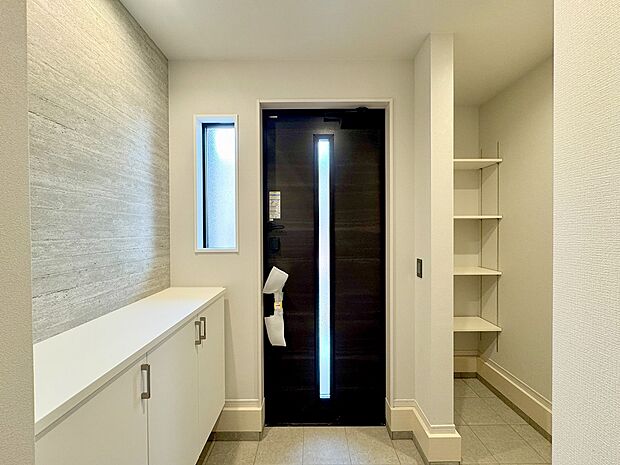 シューズインクローク付き。ベビーカーやゴルフバッグもそのまま仕舞える、スマートな玄関空間です。