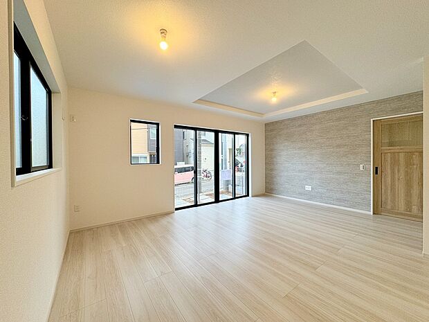 ワイドな窓から光がたっぷり差し込む、明るく開放的なリビング空間。折り上げ天井がさらに奥行きを演出し、家族の時間が心地よく流れます。