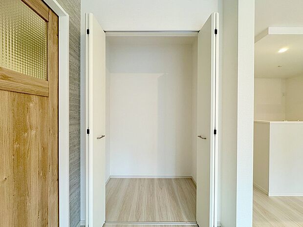 生活感を見せず、リビングをいつも美しく。掃除道具や日用品、書類などをスマートにしまえる便利な収納付きで、暮らしの質が一段とアップ。