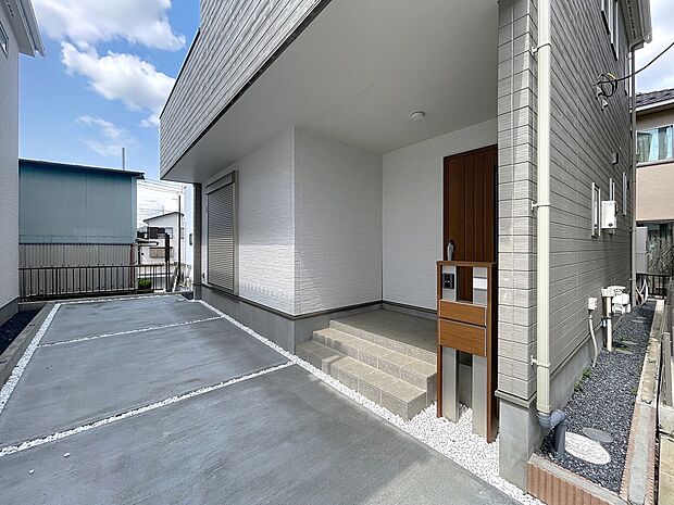 玄関&駐車場