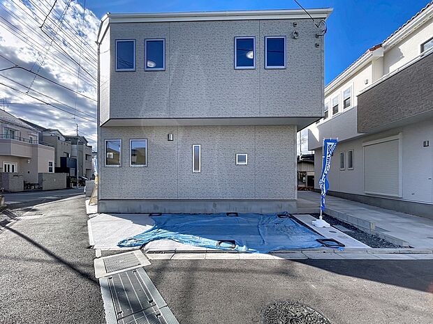 北東側4ｍ位置指定道路に面し南側も市道につき陽当・通風良好。