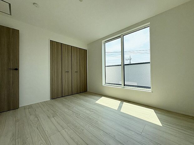 3階洋室7帖。バルコニーに面した明るいお部屋。