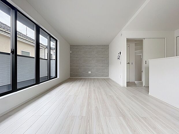 広さ16.2畳のリビングは陽当たり良好で開放感あり。ゆったり過ごせる快適な空間で日々の暮らしを彩ります。