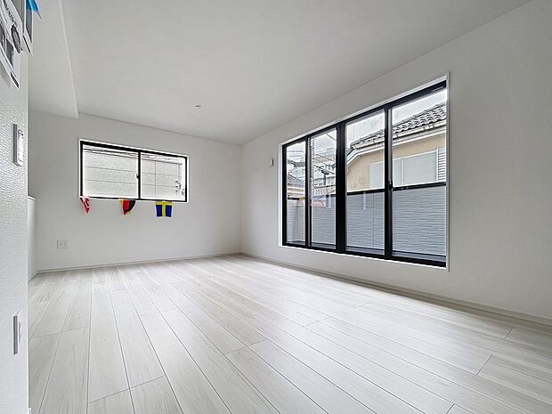 明るい陽射しが差し込む16.2帖リビング。開放感あふれる空間で家族の笑顔が自然に増える住まいです。