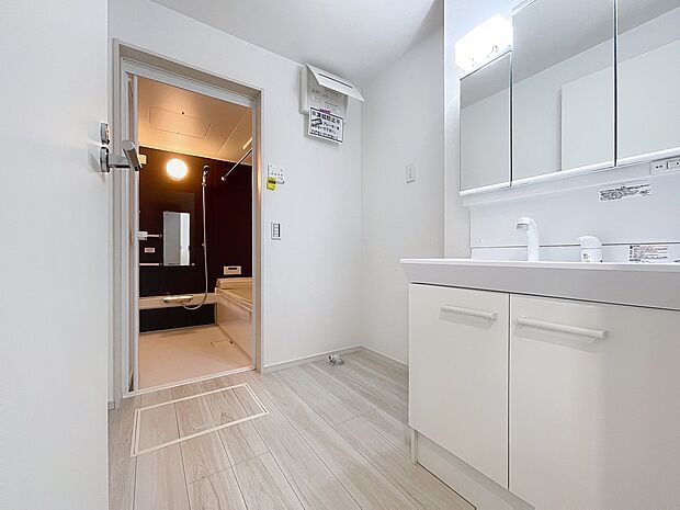 ゆったり使える洗面所は朝の忙しい時間も快適。収納も充実し、整理整頓しやすい設計です。