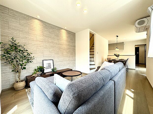 (家具・小物類はディスプレイ用です)