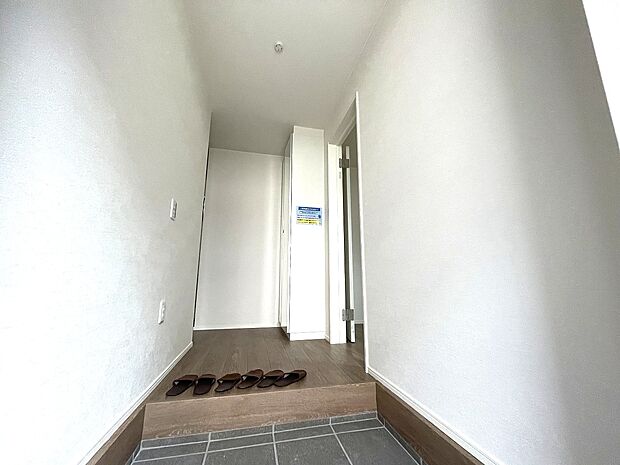 玄関を開けるとゆったりとした玄関ホールが新築の香りと一緒にお出迎えしてくれます。