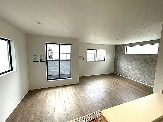 三面採光で明るいリビング