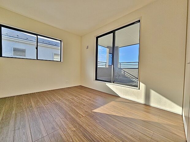 洋室6.09帖。バルコニーに面した明るいお部屋。